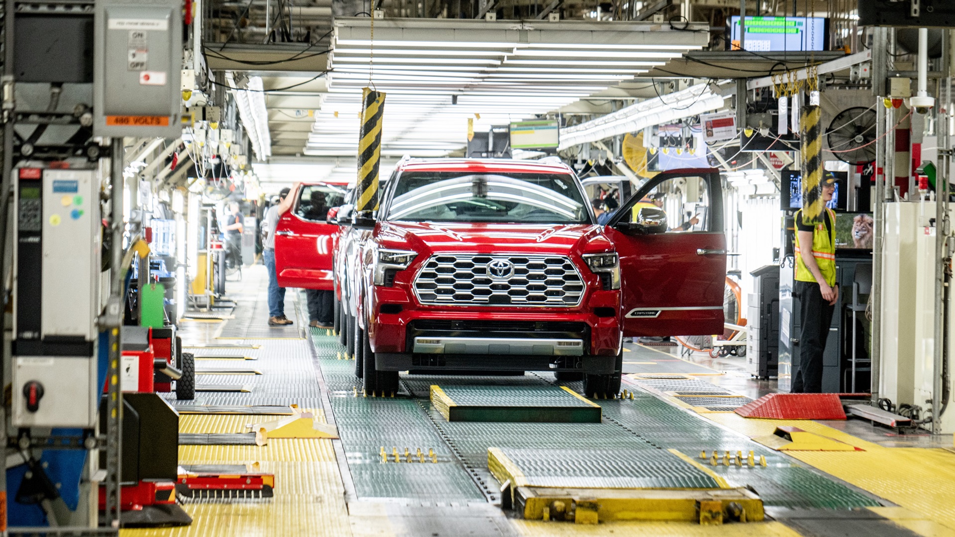 Toyota Leads Global Car Sales in 2024 | Hybrid Success Over EVs