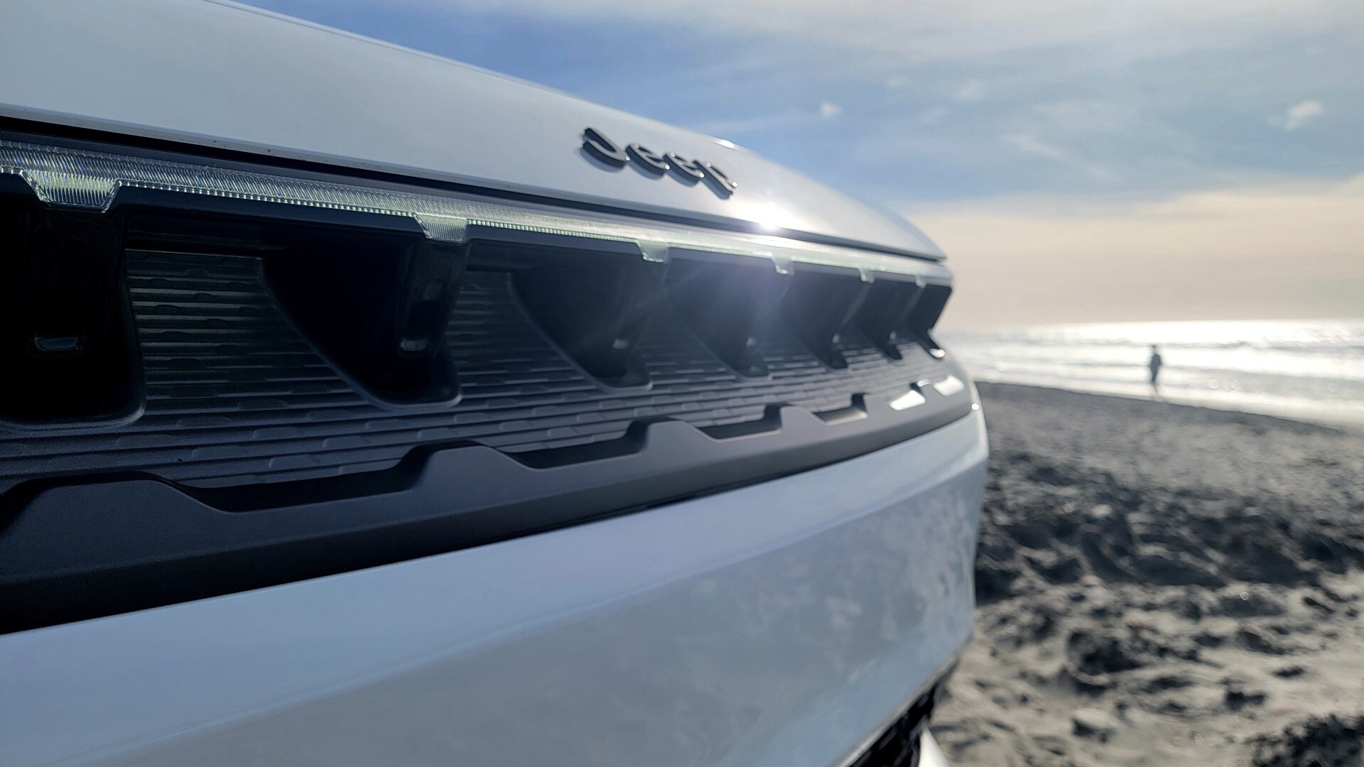 Side profile of the 2024 Jeep Wagoneer S, showcasing its sporty stance and aerodynamic lines.