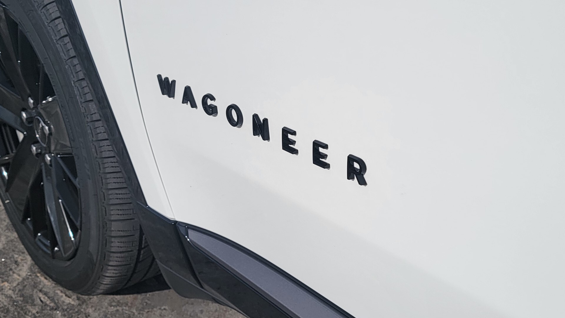 2024 Jeep Wagoneer S in Sport mode, ready for dynamic driving with enhanced performance settings.
