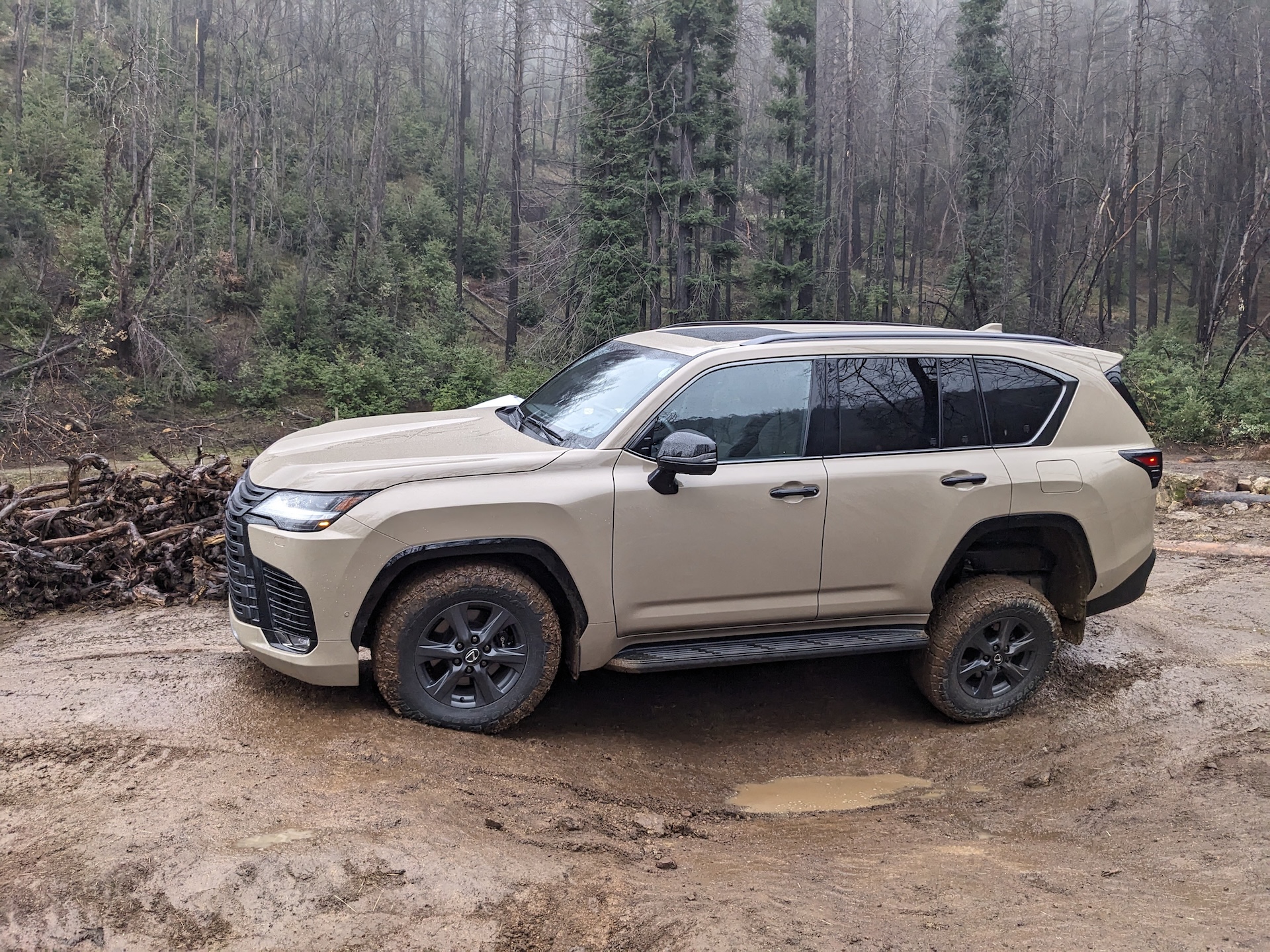 Stylish wheels of the 2025 Lexus LX 700h designed for performance