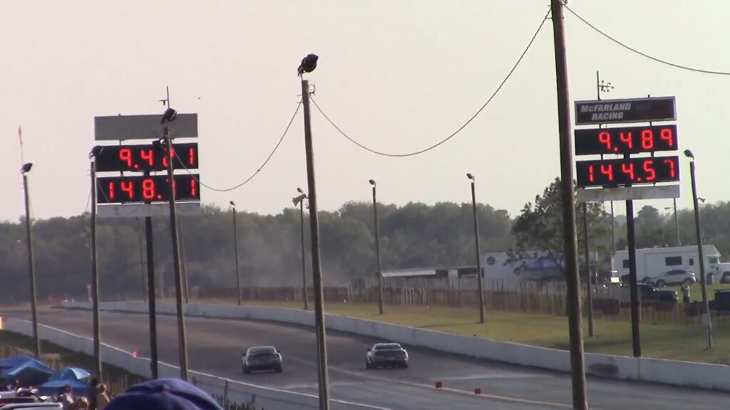 Nissan GT-R R35 vs Chevrolet Camaro ZL1 1LE Drag Race